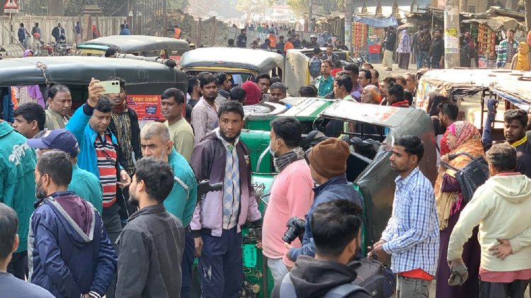 রাজশাহীতে অটোরিকশা স্ট্যান্ডে হামলা-ভাঙচুর। ছবি: আজকের পত্রিকা