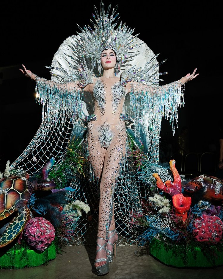 মিস ইউনিভার্স ভেনেজুয়েলা স্টেফানি আদ্রিয়ানা তাঁর পোশাকের মাধ্যমে নিজ দেশের সামুদ্রিক জীবন ও সংস্কৃতির প্রতি শ্রদ্ধা নিবেদন করেন। ছবি: ইনস্টাগ্রাম