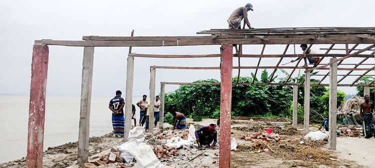 নদীভাঙনে ভিটাহারা হচ্ছে পরিবারগুলো। ছবি: আজকের পত্রিকা