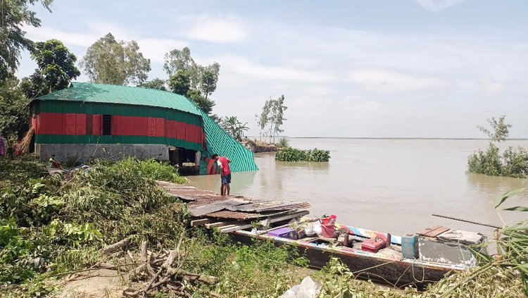 নদীভাঙনে চৌহালীর বুক থেকে নিশ্চিহ্ন হয়ে যাচ্ছে কে. কে. পশ্চিম জোতপাড়া সরকারি প্রাথমিক বিদ্যালয়টি। ছবি: আজকের পত্রিকা