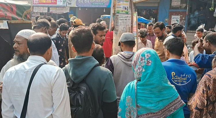 টিউবওয়েলের পানি সংগ্রহ করতে লোকজনের ভিড়। ছবি: আজকের পত্রিকা