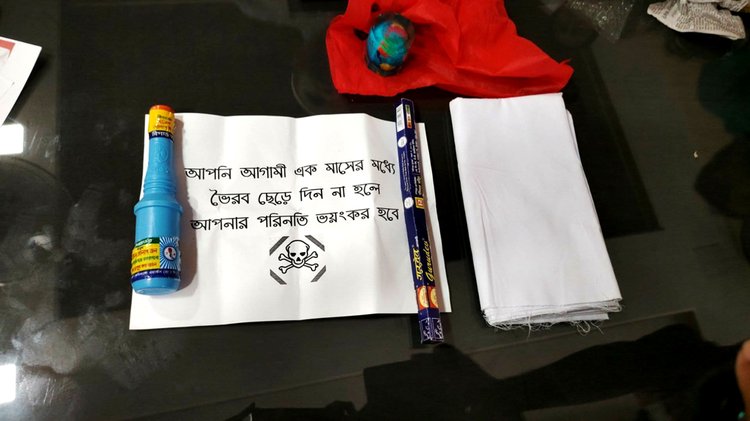 কাফনের কাপড়, গোলাপজল, আগরবাতি ও হুমকিমূলক চিরকুট। ছবি: সংগৃহীত