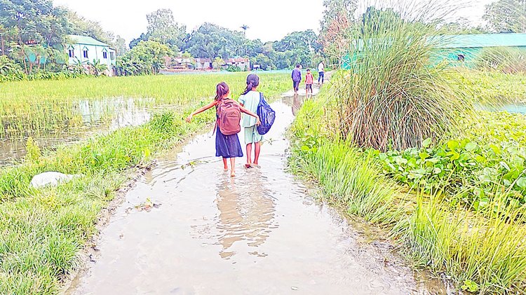 শিশুদেরও ঝুঁকি নিয়ে পানির ওপর দিয়েই যেতে হয় শিক্ষাপ্রতিষ্ঠানে। ছবি: আজকের পত্রিকা