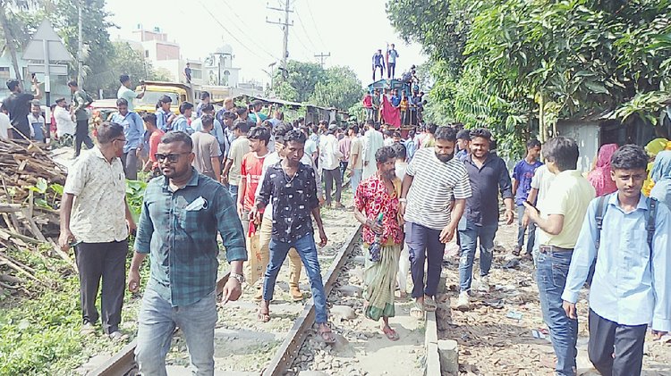 ভৈরবকে জেলা ঘোষণার দাবিতে শম্ভুপুর রেলগেটে ট্রেন আটকে বিক্ষোভ। ছবি: আজকের পত্রিকা