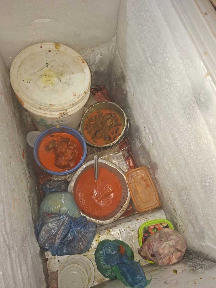 ঢাকা হোটেলে বিক্রির উদ্দেশ্যে রাখা রান্না করা মাংস সংরক্ষণ করা হচ্ছিল কাঁচা মাংসের সঙ্গে। ছবি: আজকের পত্রিকা