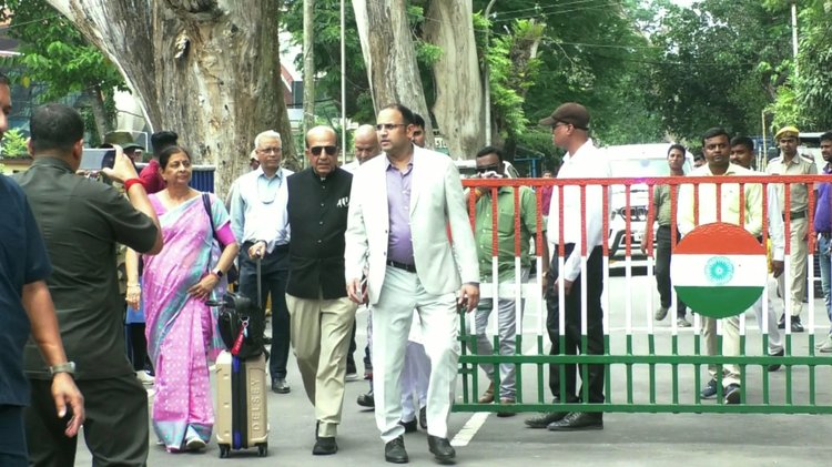 আজ শুক্রবার বেলা সাড়ে ১১টার পর বেনাপোল-পেট্রাপোল স্থলবন্দর দিয়ে বাংলাদেশে আসেন ভারতের নতুন হাইকমিশনার দিনেশ ত্রিবেদী। ছবি: আজকের পত্রিকা