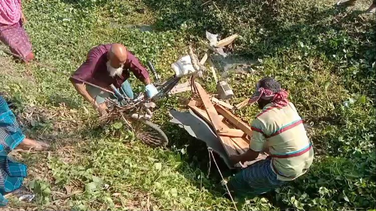 জয়পুরহাটে সড়ক দুর্ঘটনাকবলিত ভ্যান। ছবি: আজকের পত্রিকা