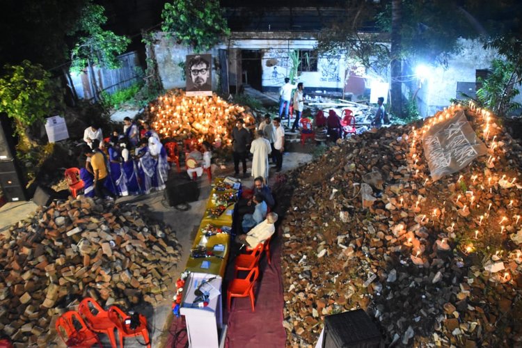 ধ্বংসস্তূপের মধ্যে ঋত্বিক ঘটকের জন্ম উৎসব পালিত হয়েছে। ছবি: আজকের পত্রিকা