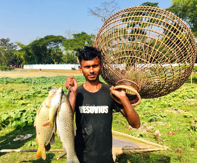 উৎসবে ধরা পড়া ছোট-বড় বিভিন্ন ধরনের মাছ। ছবি: আজকের পত্রিকা