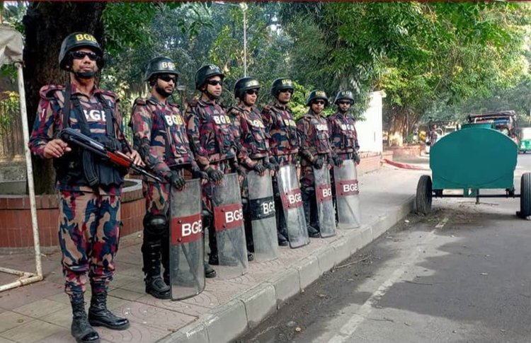 সকাল থেকে রাজধানীর বিভিন্ন গুরুত্বপূর্ণ সড়ক ও স্থাপনার সামনে বিজিবি সদস্যদের অবস্থান নিতে দেখা গেছে। ছবি: বিজিবির সৌজন্যে