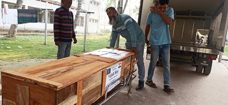 সীমান্তে নেওয়া হয়েছে বিজলী কুমার রায়ের মরদেহ। ছবি: আজকের পত্রিকা