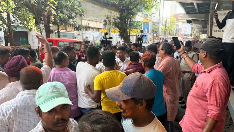উত্তপ্ত কলকাতা: মমতার গাড়ি লক্ষ্য করে ‘চোর’ স্লোগান, বিজেপি-তৃণমূল সংঘর্ষ