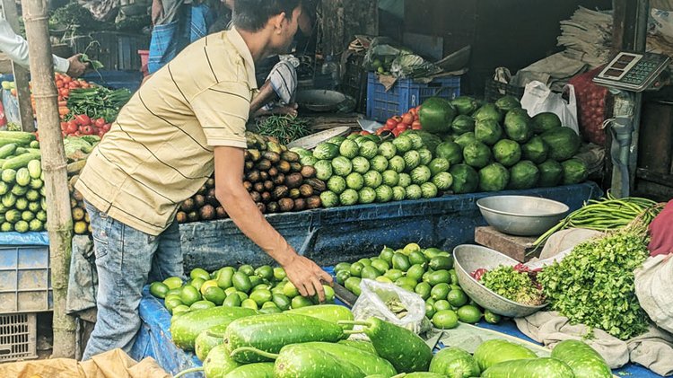 বাগেরহাটের বাজারে রমজান উপলক্ষে ছোলা, খেজুর ও চিনির দাম কিছুটা কমেছে। ছবি: আজকের পত্রিকা