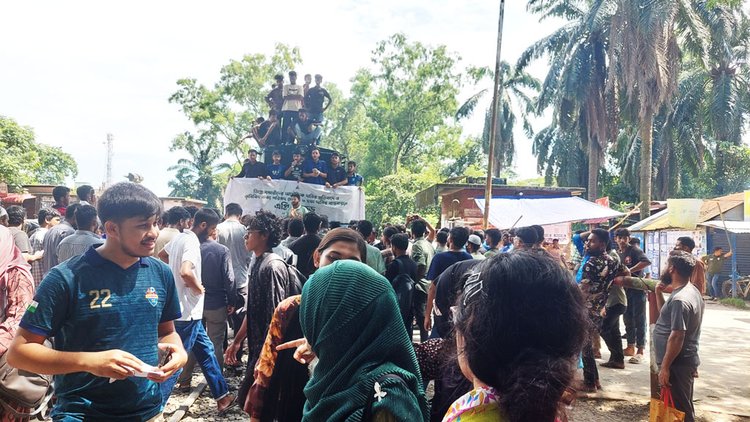 ময়মনসিংহের জব্বারের মোড়ে ঢাকাগামী হাওর এক্সপ্রেস ট্রেন আটকে বিক্ষোভ করেন বাকৃবির শিক্ষার্থীরা। ছবি: আজকের পত্রিকা