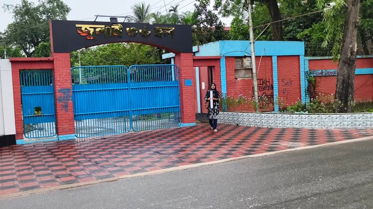 আজ সকাল থেকে বাংলাদেশ কৃষি বিশ্ববিদ্যালয়ে ক্লাস শুরু হয়। ছবি: আজকের পত্রিকা
