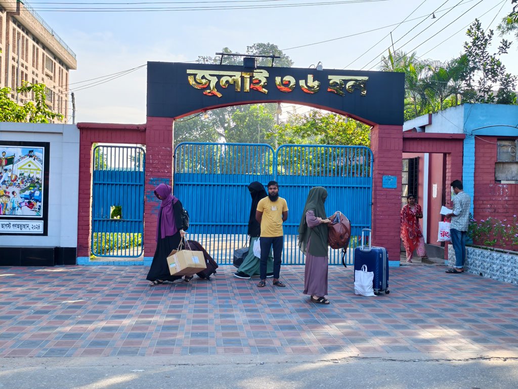 বাকৃবিতে অনির্দিষ্টকালের ছুটি, সকাল থেকে হল ছাড়ছেন শিক্ষার্থীরা