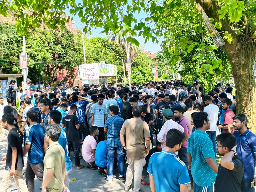 হল ছাড়বেন না শিক্ষার্থীরা, বাকৃবিতে সকাল থেকে বিক্ষোভ
