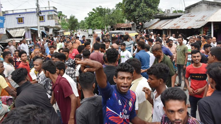 আজ বৃহস্পতিবার সকালে বিক্ষোভ সমাবেশে সন্ত্রাসীর পা কাটতে পুরস্কার ঘোষণা করা হয়। ছবি: আজকের পত্রিকা