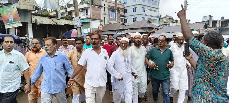 টাঙ্গাইলের সখীপুরে ব্যবসায়ীদের বিক্ষোভ মিছিল। ছবি: আজকের পত্রিকা
