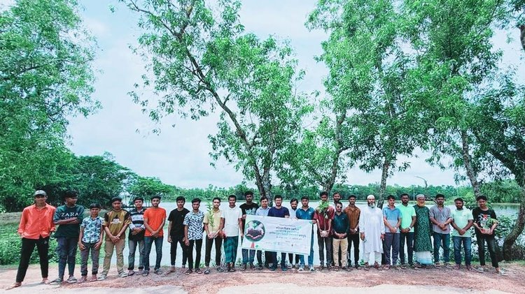 ৫ জুন বিশ্ব পরিবেশ দিবসে হাতিয়ায় বৃক্ষরোপণ করেছে আলোর মশাল। ছবি: সংগৃহীত