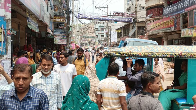 বকেয়া বেতন না পেয়ে সাভারে পোশাকশ্রমিকদের সড়ক অবরোধ। ছবি: আজকের পত্রিকা