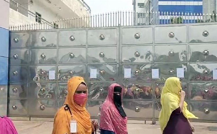 বকেয়া বেতনের দাবিতে গাজীপুরে পোশাক কারখানায় শ্রমিক বিক্ষোভ। ছবি: আজকের পত্রিকা