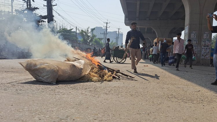 বকেয়া বেতনের দাবিতে নবীনগর-চন্দ্রা মহাসড়ক অবরোধ করে বিক্ষোভ করেন শ্রমিকেরা। ছবি: আজকের পত্রিকা