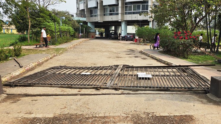 বকেয়া বেতনের দাবিতে যশোরে চালডাল ডটকমের কর্মীদের বিক্ষোভ। ছবি: আজকের পত্রিকা