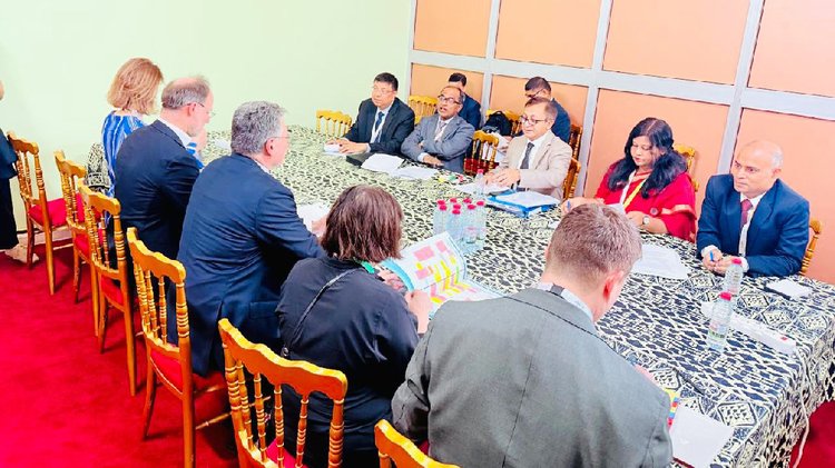 বিশ্ব বাণিজ্য সংস্থার ১৪তম মন্ত্রী পর্যায়ের সম্মেলনের সাইডলাইনে বাংলাদেশ ও ইউরোপীয় ইউনিয়নের মধ্যে বৈঠক অনুষ্ঠিত হয়। ছবি: বিজ্ঞপ্তি