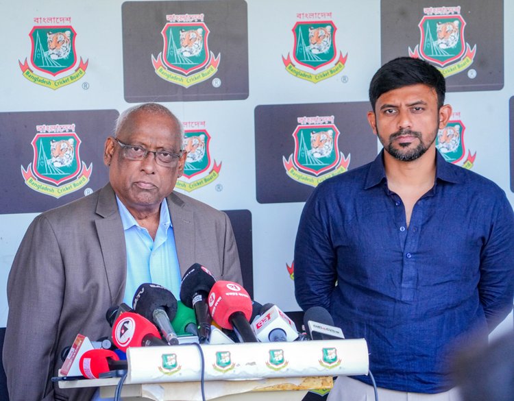 মিরপুরে আজ সংবাদ সম্মেলনে নাজমুল আবেদীন ফাহিম ও শাহরিয়াল নাফীস।