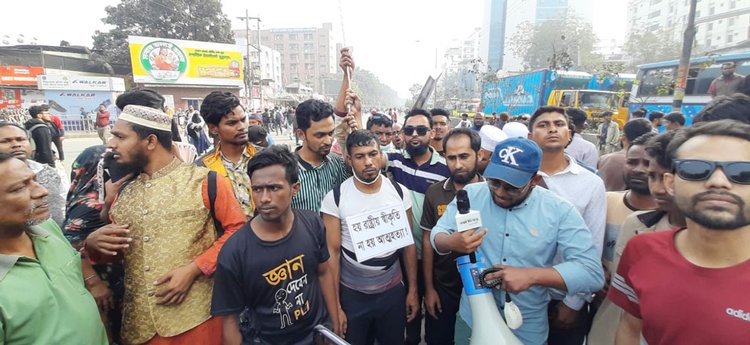 গণ–অভ্যুত্থানে আহতরা মিরপুর রোড অবরোধ করায় চরম ভোগান্তিতে পড়েছেন পথচারীরা। ছবি: আজকের পত্রিকা