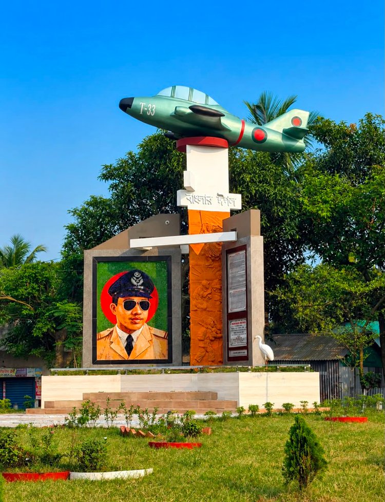নতুন আঙ্গিকে ও বৃহদাকারে নির্মিত হয়েছে বীরশ্রেষ্ঠ মতিউর রহমানের ভাস্কর্য ‘বাংলার ঈগল’। ছবি: আজকের পত্রিকা