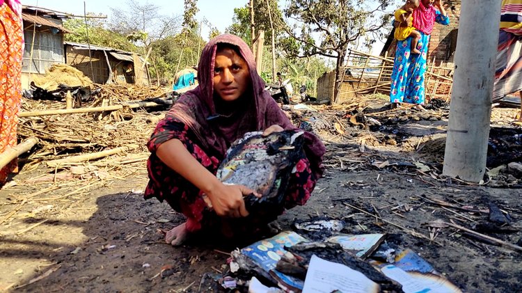 আগুনে পুড়েছে এসএসসি পরীক্ষার্থী রুপালি আক্তারের বইখাতাও। ছবি: আজকের পত্রিকা