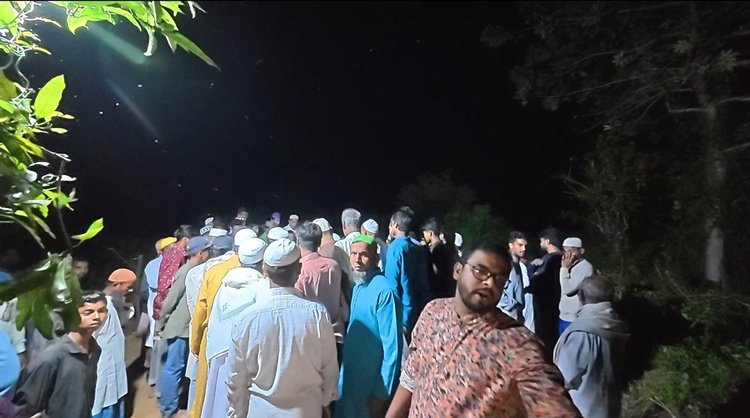 বালিয়াডাঙ্গীতে মুক্তিযোদ্ধার লাশ নিয়ে পুলিশের জন্য দেড় ঘণ্টা অপেক্ষা। ছবি: আজকের পত্রিকা