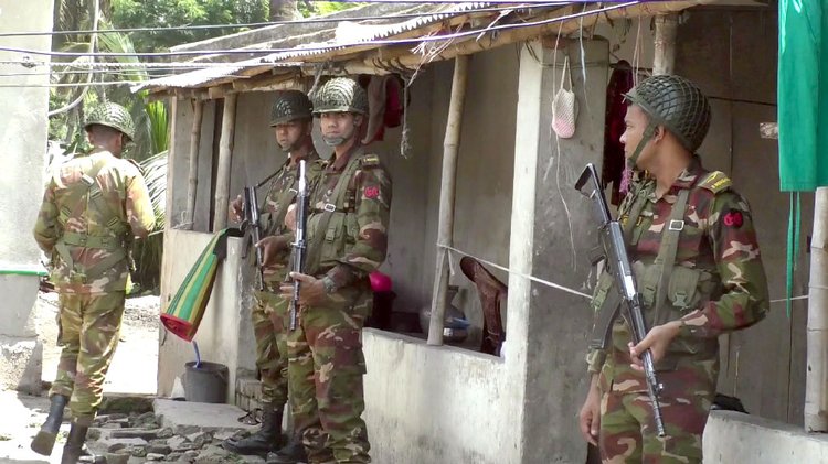 ঘটনাস্থলে সেনাবাহিনীর সদস্যদের অবস্থান। ছবি: আজকের পত্রিকা
