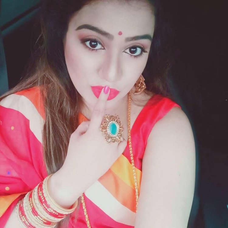 বিমান বাংলাদেশ এয়ারলাইন্সের বিজি ৩৪০-এর ফ্লাইট স্টিউয়ার্ডেস আন্নামা। ছবি: সংগৃহীত
