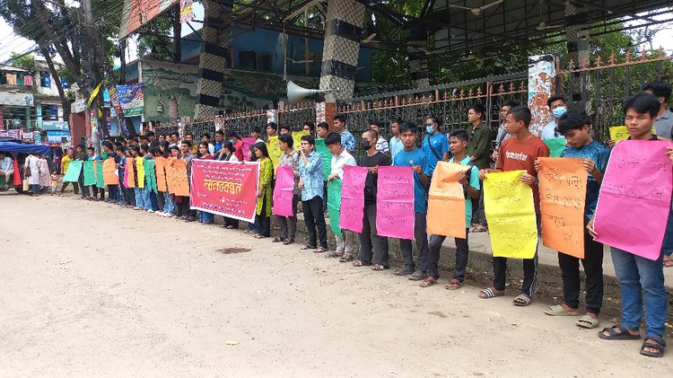 বান্দরবান শহরের প্রেসক্লাবের সামনে অনুষ্ঠিত হয় মানববন্ধন কর্মসূচি। ছবি: আজকের পত্রিকা