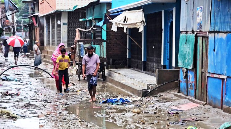 বন্যার পানি নেমে যাওয়ার পর বান্দরবান শহরের আর্মিপাড়া এলাকা। ছবি: আজকের পত্রিকা