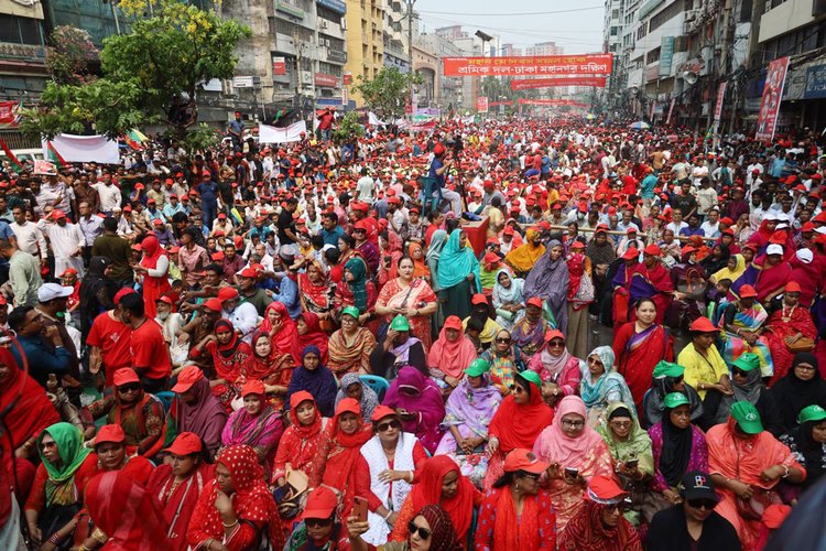 রাজধানীর নয়াপল্টনে জাতীয়তাবাদী শ্রমিক দলের শ্রমিক সমাবেশ চলছে। ছবি: আজকের পত্রিকা