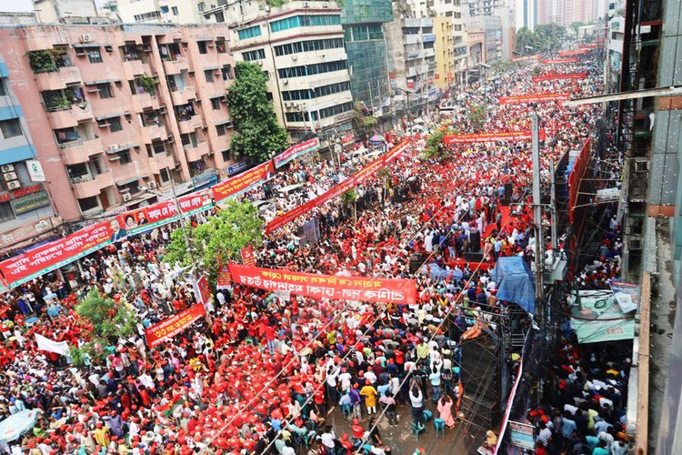 রাজধানীর নয়াপল্টনে জাতীয়তাবাদী শ্রমিক দলের শ্রমিক সমাবেশ চলছে। ছবি: আজকের পত্রিকা