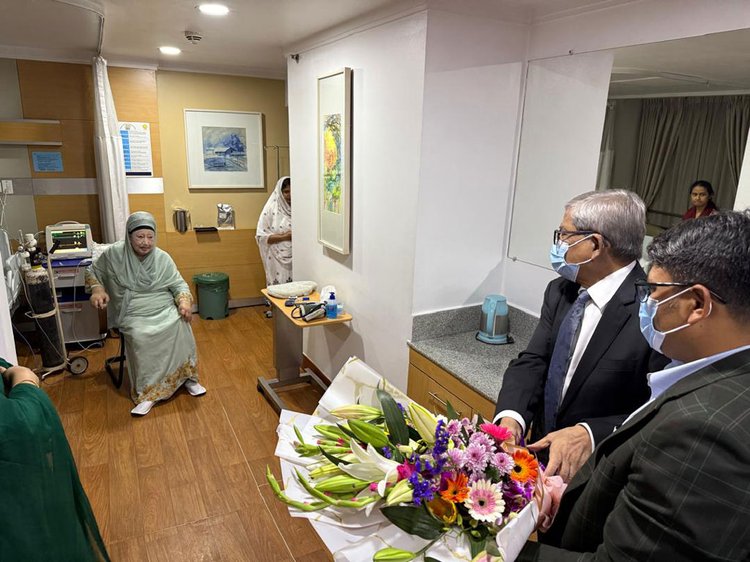 বিএনপি মহাসচিব মির্জা ফখরুল ইসলাম আলমগীর সেই ফুলের তোড়া হাসপাতালে নিয়ে খালেদা জিয়াকে দেন। ছবি: বিএনপি মিডিয়া সেল