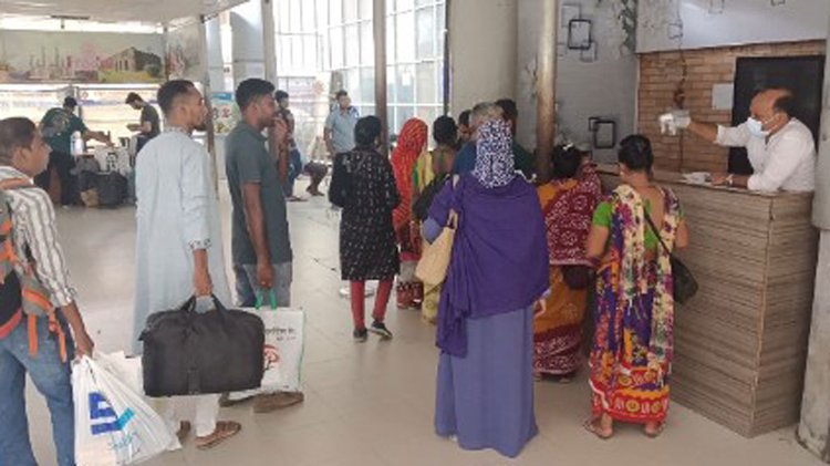 বেনাপোল ইমিগ্রেশনে যাত্রীদের স্বাস্থ্যবিধি মানতে কড়াকড়ি। ছবি: আজকের পত্রিকা