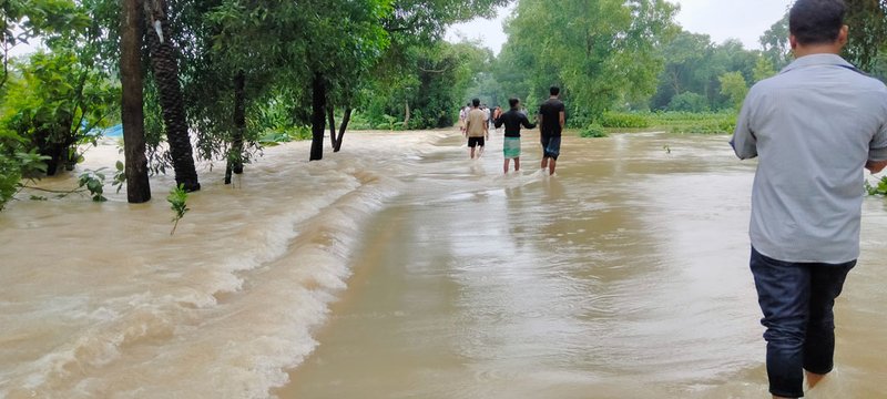 ফেনীতে সড়কের ওপর দিয়ে বইছে বনার পানির ঢল। ছবি: আজকের পত্রিকা