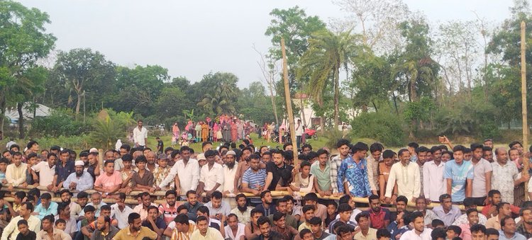 গতকাল বিকেলে মিরসরাইয়ের চরাঞ্চলে পুরোনো বেড়িবাঁধসংলগ্ন মাঠে বলীখেলা অনুষ্ঠিত হয়। ছবি: আজকের পত্রিকা