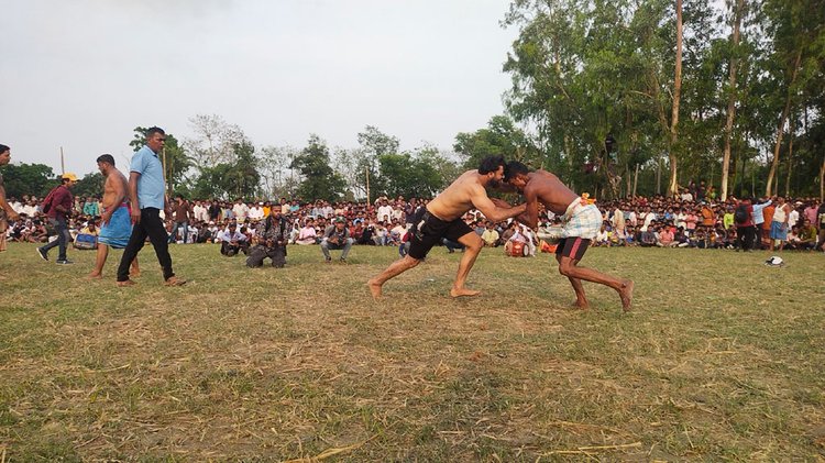 গতকাল বিকেলে মিরসরাইয়ের চরাঞ্চলে পুরোনো বেড়িবাঁধসংলগ্ন মাঠে বলীখেলা অনুষ্ঠিত হয়। ছবি: আজকের পত্রিকা