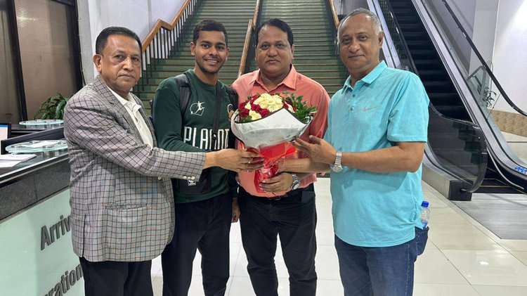 ঢাকায় পা রাখা মাত্রই শমিত শোমকে এভাবে বরণ করা হয়েছে। ছবি: বাফুফে
