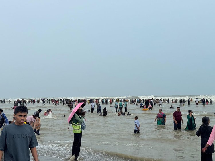 বৈরী আবহাওয়ায় সাগরে পর্যটকের ভিড়। ছবি: আজকের পত্রিকা