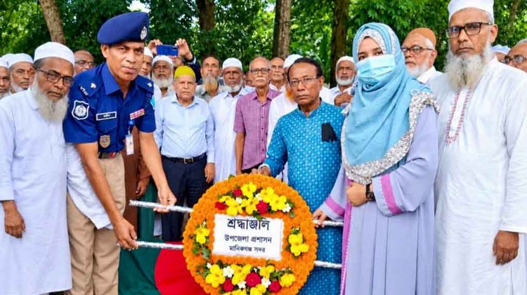 রাষ্ট্রীয় মর্যাদায় আবুল হোসেনকে শেষ বিদায় জানানো হয়। ছবি: আজকের পত্রিকা