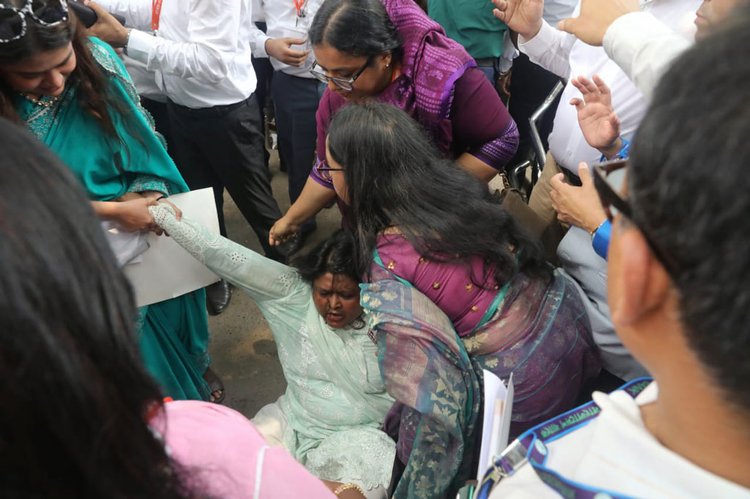 কয়েকজন নারী আন্দোলনকারী গভর্নরের গাড়ির সামনেই শুয়ে পড়েন। ছবি: জাহিদুল ইসলাম।