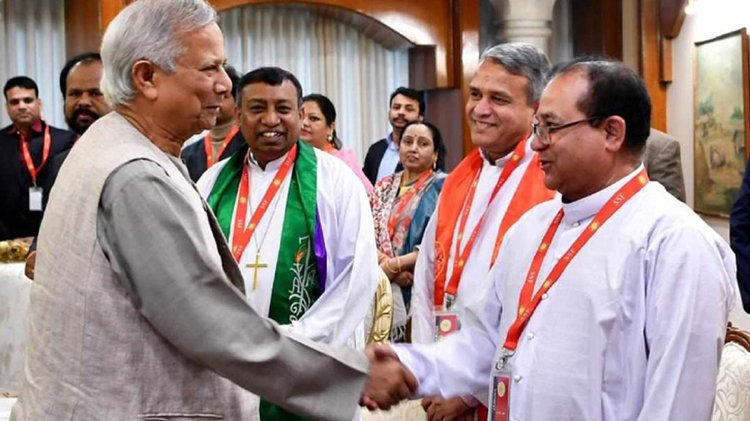 আজ মঙ্গলবার রাষ্ট্রীয় অতিথি ভবন যমুনায় বড়দিন উপলক্ষে খ্রিষ্টান সম্প্রদায়ের প্রতিনিধিদের সঙ্গে শুভেচ্ছা বিনিময় করেন প্রধান উপদেষ্টা ড. মুহাম্মদ ইউনূস। ছবি: সংগৃহীত